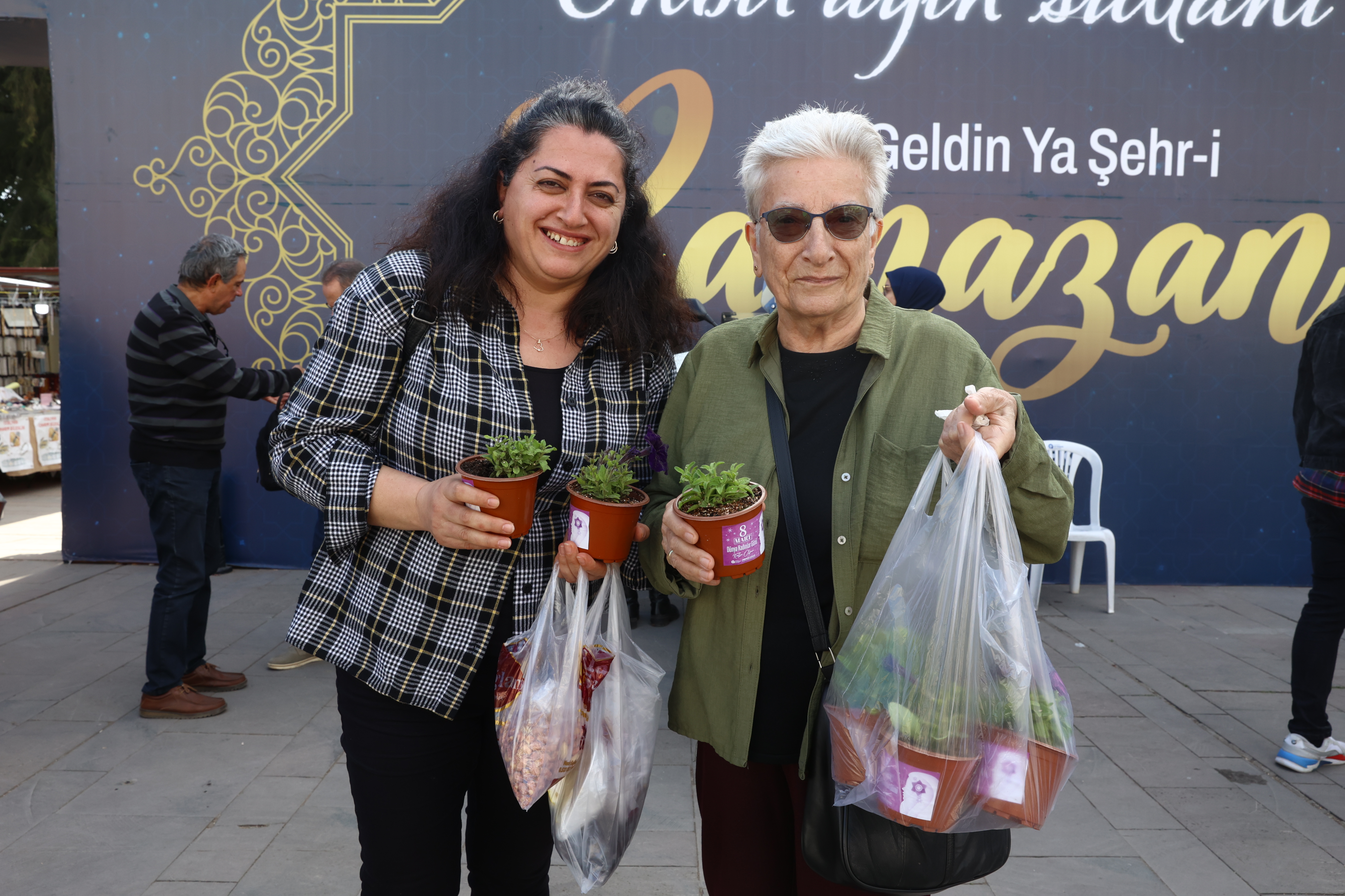 KADINLAR GÜNÜNDE ÇİÇEKLER BİZDEN