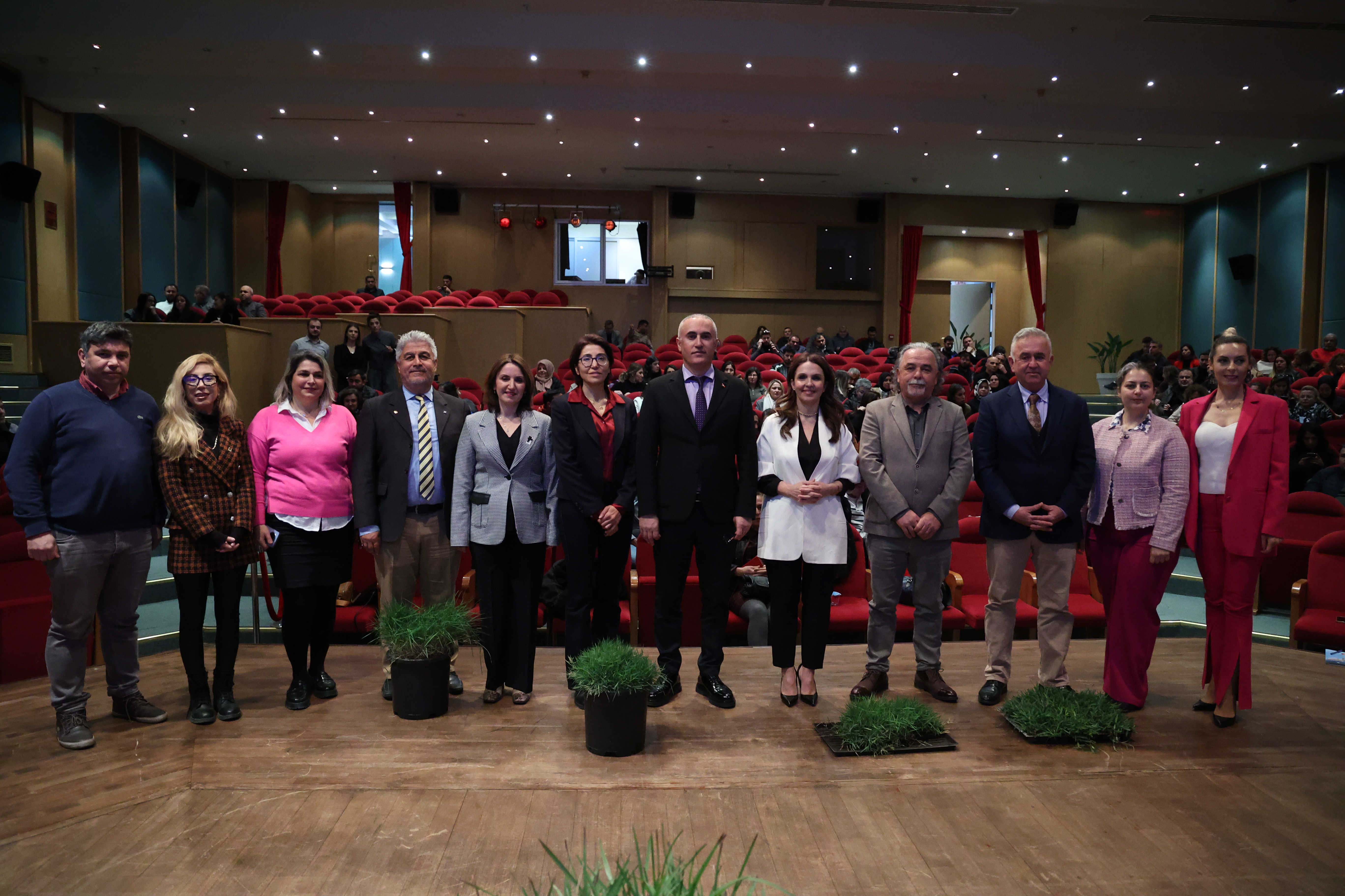 ANTALYA'DA YEŞİL ALANLARA SÜRDÜRÜLEBİLİR ÇÖZÜM; SICAK İKLİM ÇİM PANELİ