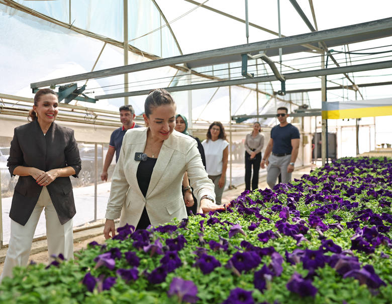 Antalya’yı güzelleştiren emekçi kadınlarla buluştu